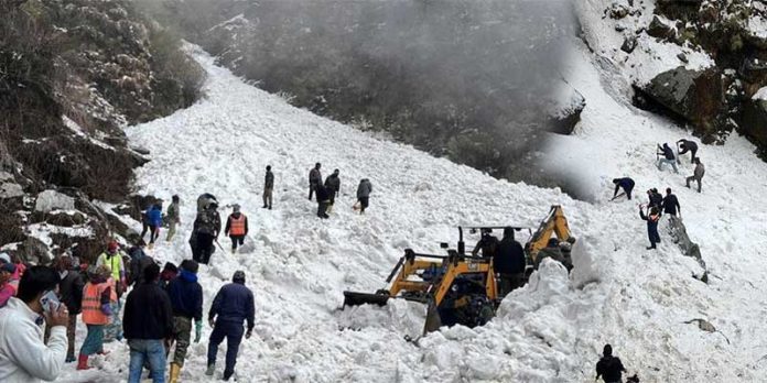 Sikkim Avalanche: सिक्किम में चीन सीमा से सटे नाथू ला पास पर भयानक बर्फीला तूफान, 6 की मौत, 11 टूरिस्ट घायल